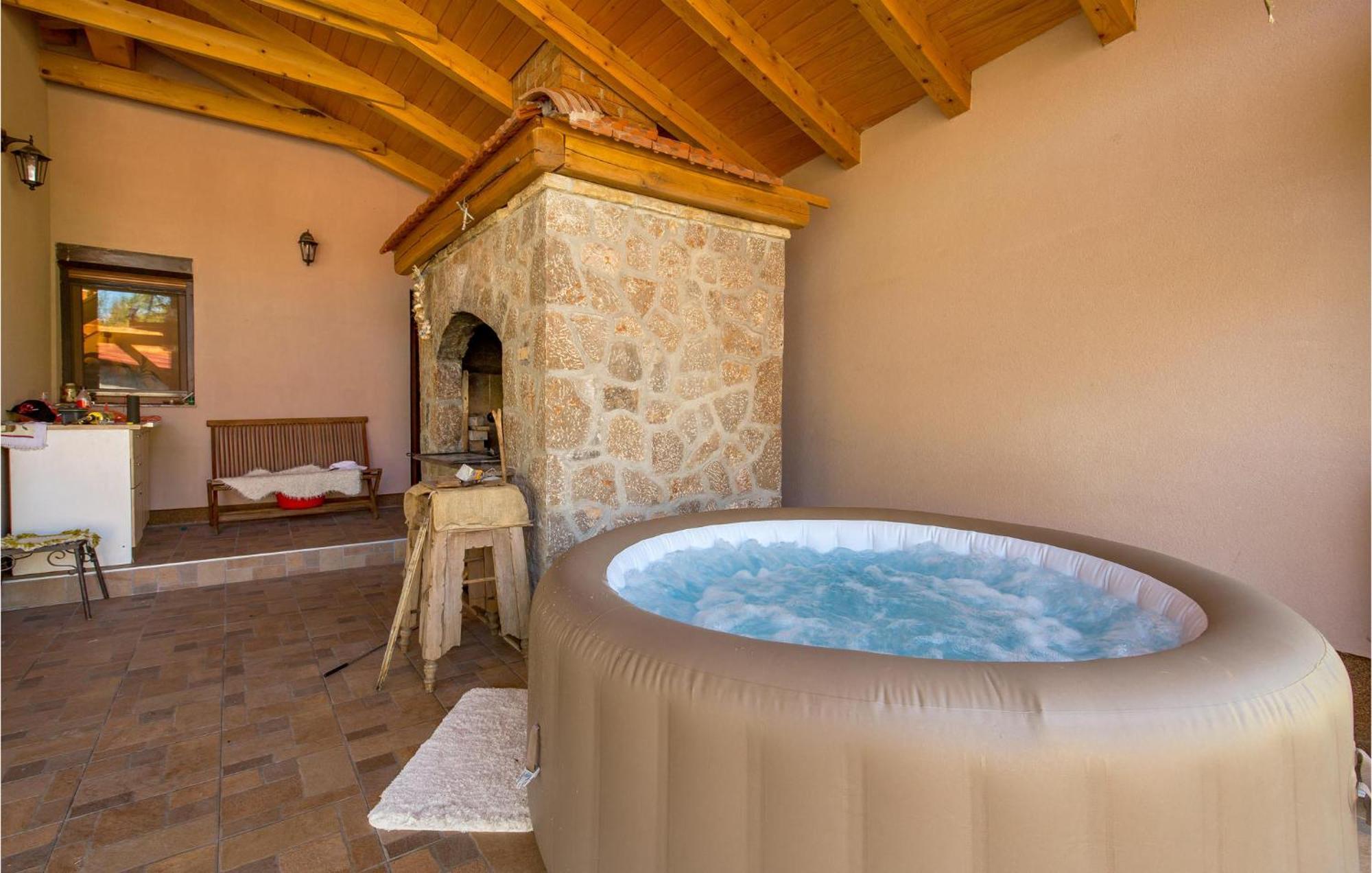 Amazing Home In Vrzici With Jacuzzi Zewnętrze zdjęcie